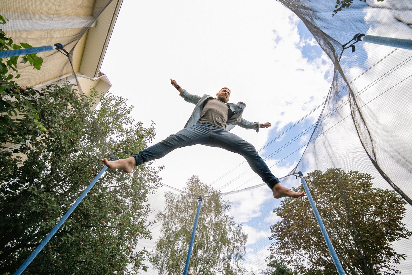 How to Take Apart a Trampoline